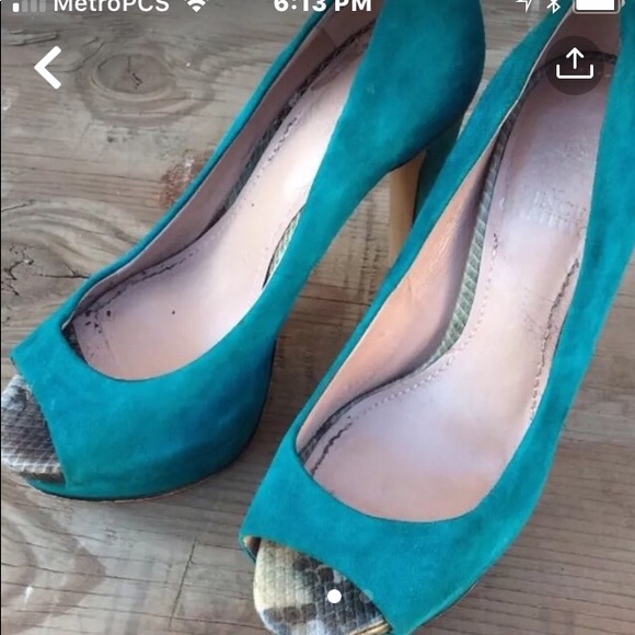 VINCE CAMUTO OPEN TOE HEELS. - Picture 3 of 4